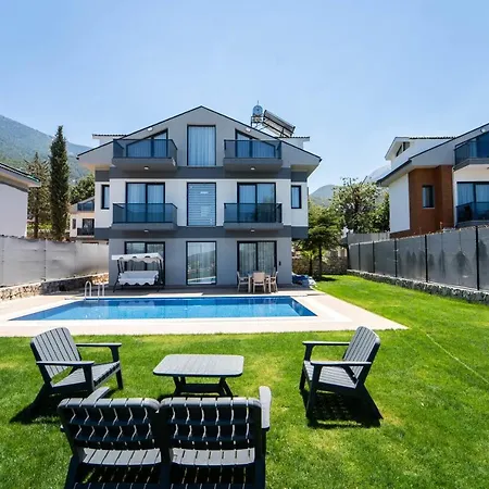 House With Private Poo *